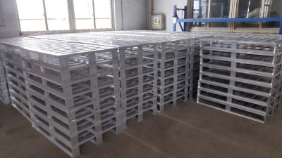 如何選擇與叉車配合默契的金屬托盤